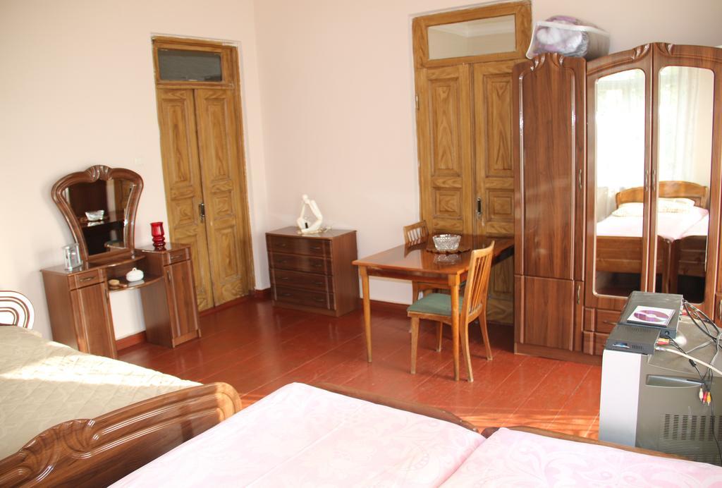 Achi Guest House Makhinjauri Phòng bức ảnh